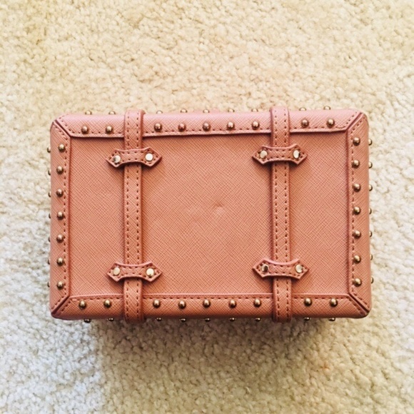 Almost New BCBG Cute Trunk Clutch. Superb👌 - Picture 2 of 6